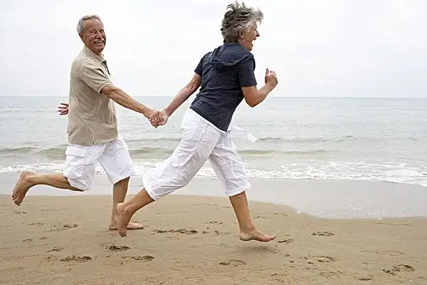 退休老人图片_全景网