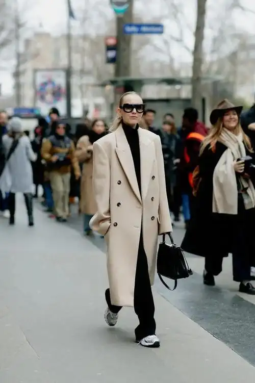 今年春季,银色运动鞋成为了时尚界的新宠,它们不仅舒适实用,还带有