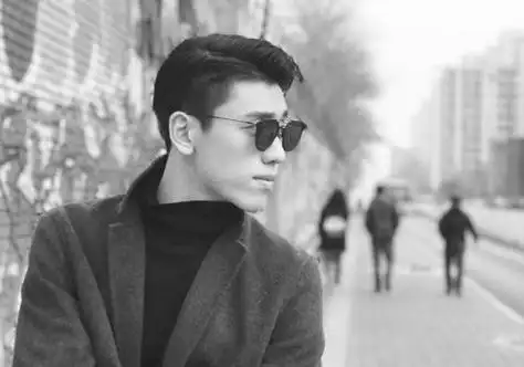 30岁瓜子脸男生露额短发造型酷帅高冷十足的型男范儿秋冬季马起来