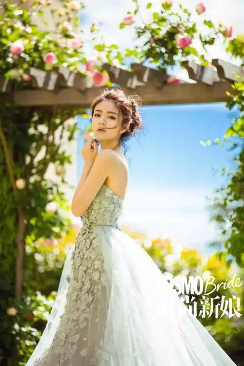 安以轩《时尚新娘》杂志封面款婚纱amixam,dior设计师款安以轩身着am.