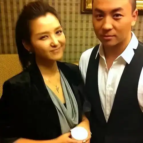 回顾释小龙何洁分手多年后一个身家过亿一个捉襟见肘