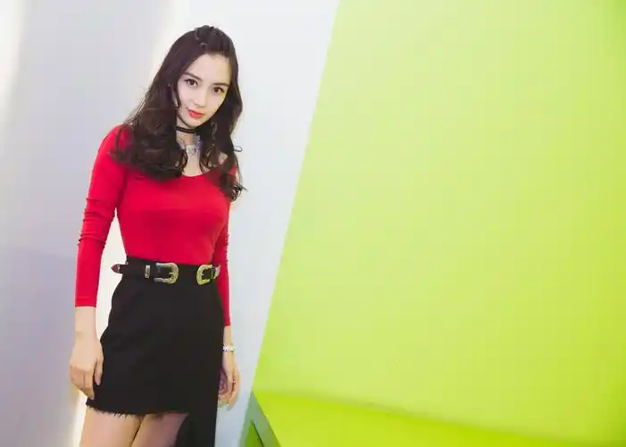 杨颖得罪摄影师?裹块黑布躺水里,怎么看都是"头比肩宽"不协调