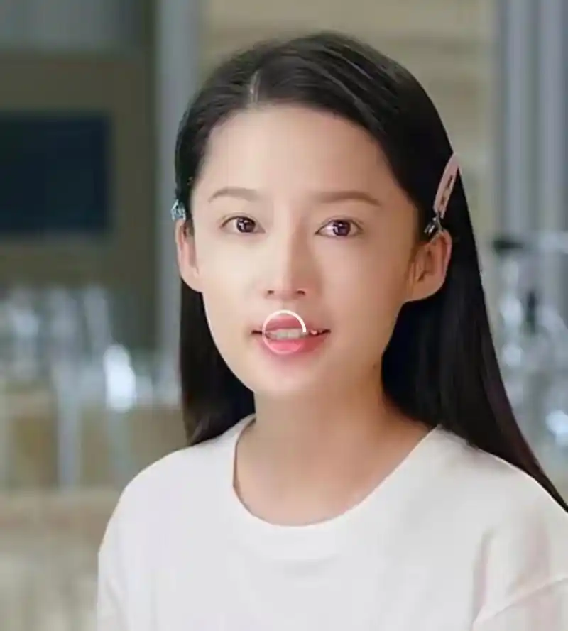 李沁近距离展示自己的颜值,她的双眼皮特别自然,不化妆的时候眼睛也亮