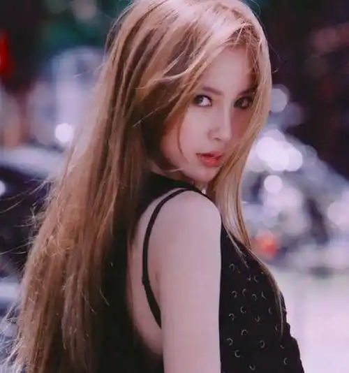 杨颖早期入行时,公司曾让她和另外两位女艺人组成了一个名叫amf的女团