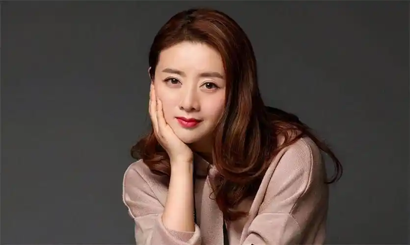 经超曾想放弃当演员,被老婆小李琳制止,生活困难时靠卖首饰度日_手机