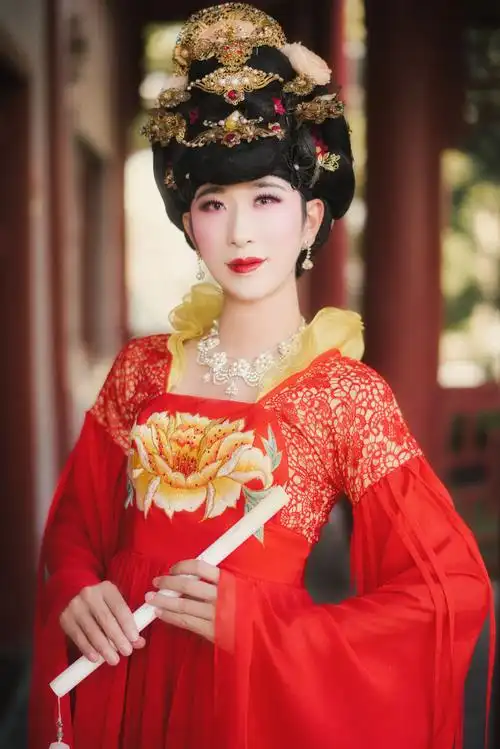 为了体验女性生活,在日常生活中他也扮作女装在当时,反串演员相对较少