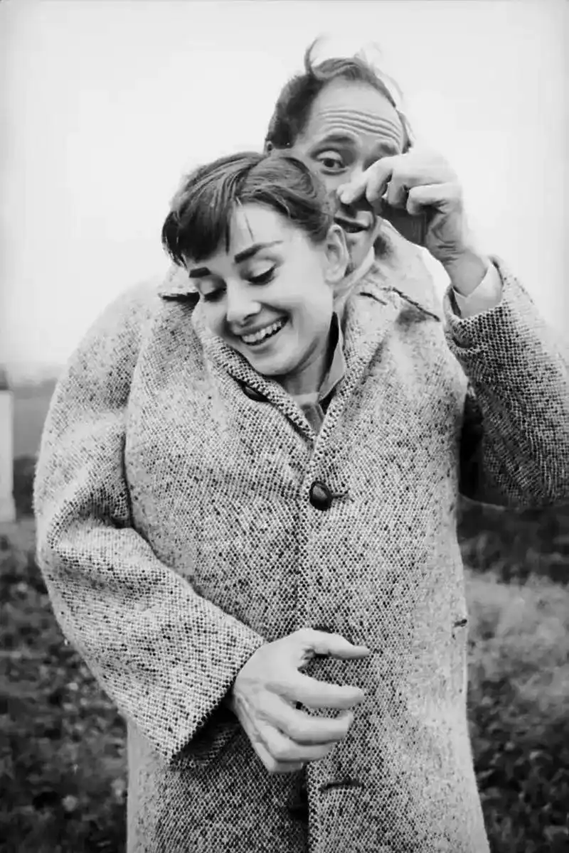 费雯丽和奥黛丽赫本都和老公拍过这样的情侣照片,真是甜蜜有爱.