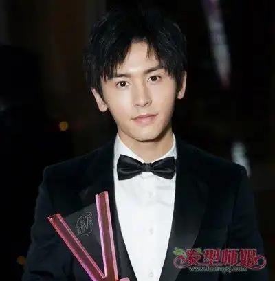 今秋男生梳刘海剪碎打薄才潮流 男生全新碎刘海短发修颜效果超棒!