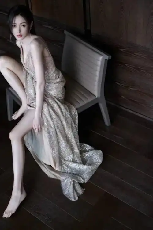 张天爱发育得真好!穿鱼尾裙又纯又欲,这"蜜桃臀"太有韵味