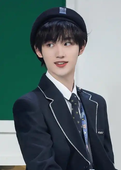 丁程鑫夏日少年派学院风造型