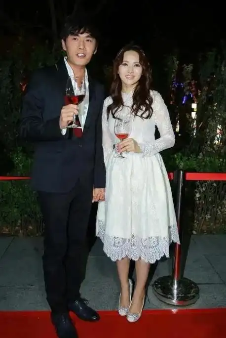 家世显赫,回家要买门票,难怪少爷庾澄庆的妈妈看不上伊能静