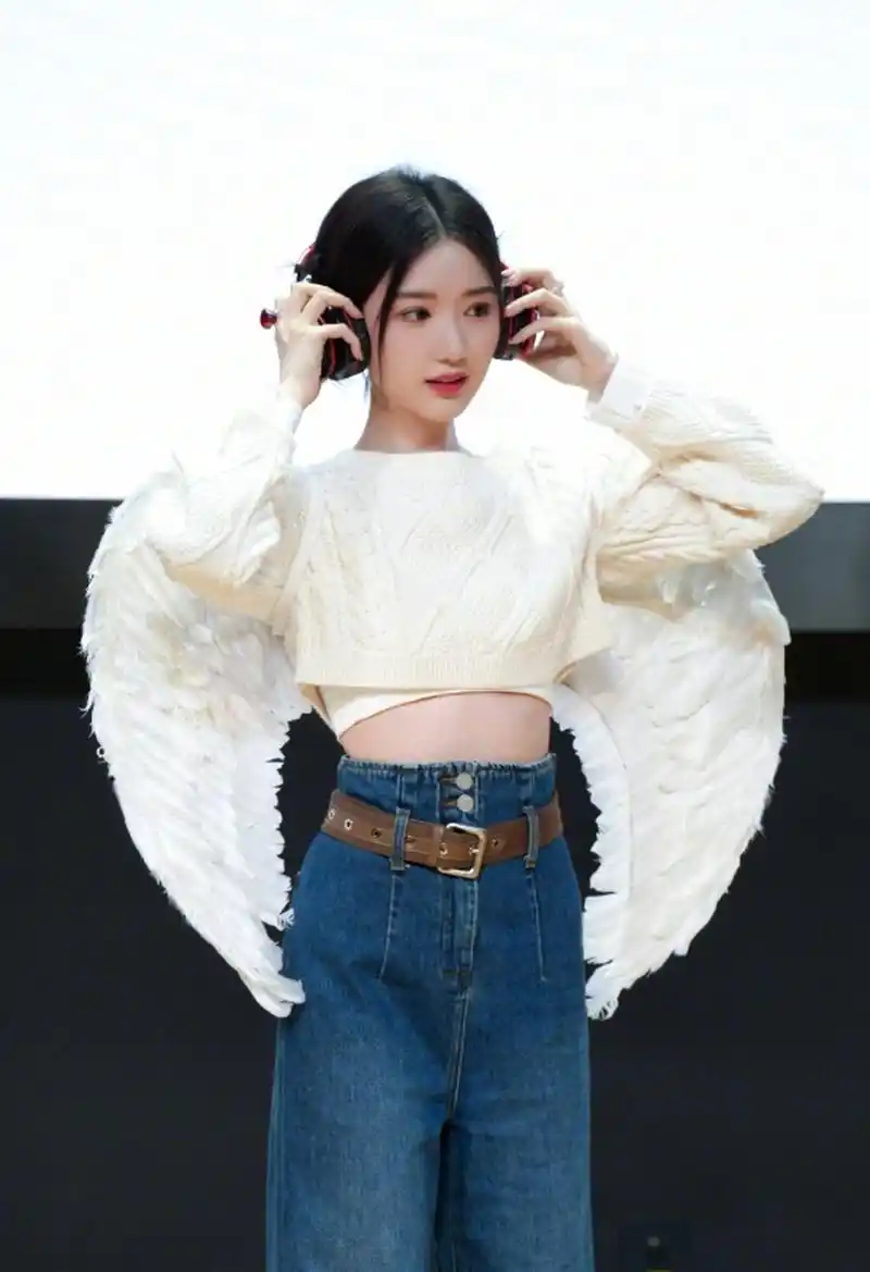 小巧玲珑,晶莹剔透的#毛晓彤# 貌美如花,五官精致,笑容甜美,身材纤瘦