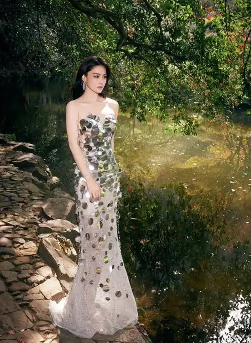 张馨予性感美照,银色筒裙,雍容华贵,时尚大典elle