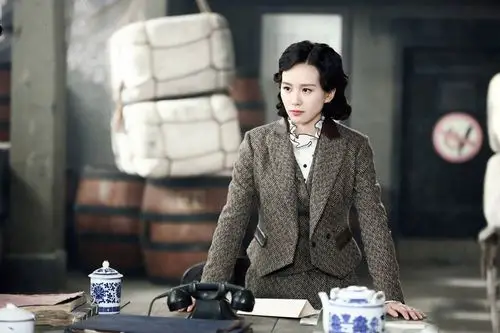 剧中刘诗诗化身干练民国女特工高贵典雅,很帅气!