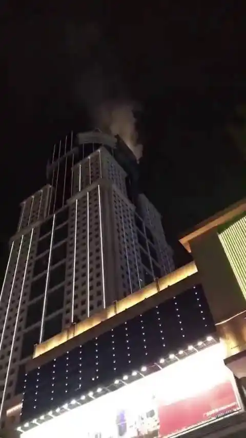 武汉身边事 据前线报道,江汉路佳丽广场疑似失火,在附近的各位小主们