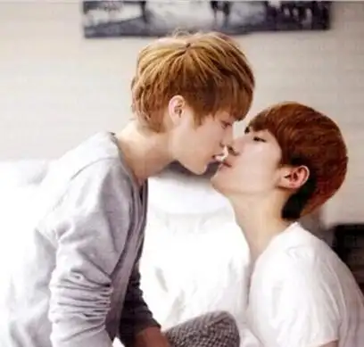 【图】鹿晗吴世勋接吻照曝光 两人密切关系引网友遐想