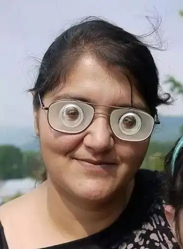 3400 度近视的真人真事!注意看母亲戴的镜片,超出你的想象