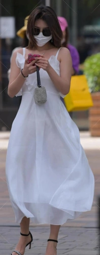 美女们更喜欢穿一条牛仔短裙,这种棉质又轻薄的面料做成裙子穿在身上