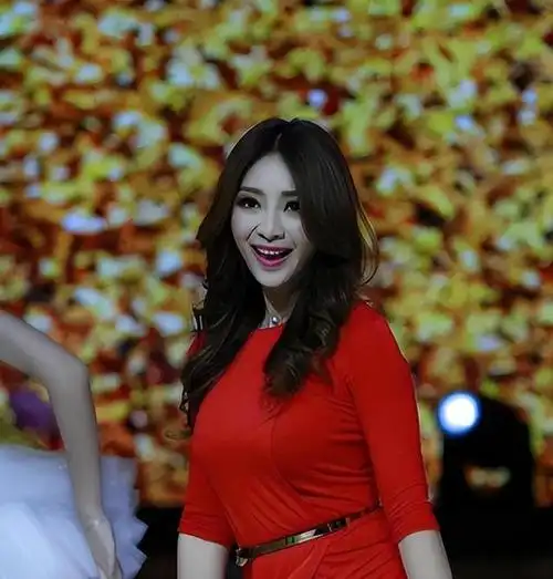 43岁还未结婚的"宅男女神"柳岩,到底是好牌打烂,还是烂牌打好?