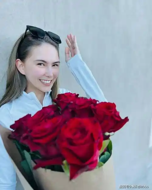 周杰伦昆凌情人节打网球秀恩爱,甜蜜互动引发粉丝热议!