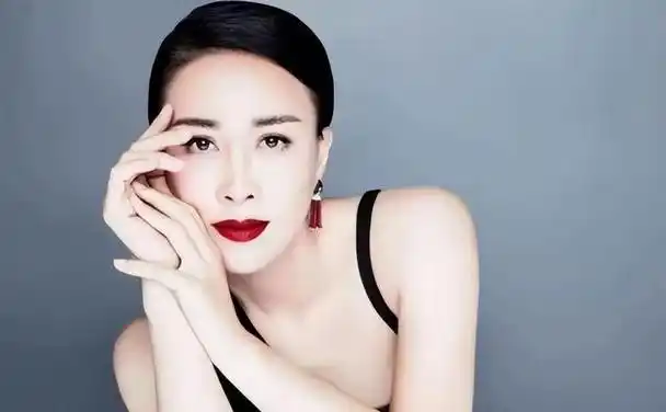 坚持与成就坚持自己的梦想,相信自己的才华,这是中国著名女歌手那英的