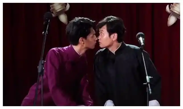 秦霄贤孟鹤堂台上错位吻弄巧成拙镜头扫到嘴角周九良惊了