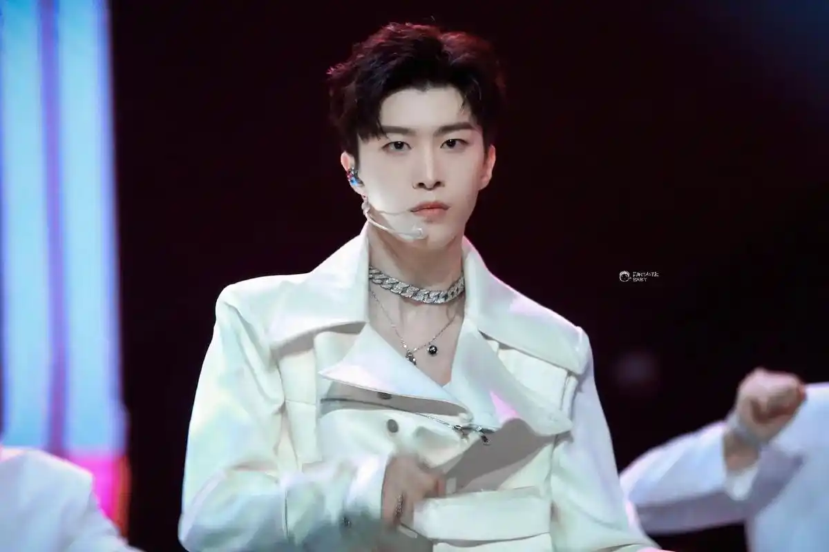 范丞丞 蝉鸣不止的夏日总会结束 可我对少年的爱慕永不落幕. - 抖音