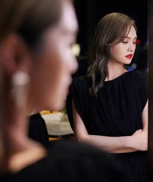 杨丞琳儒家风范十足!黑裙尽显高贵魅力_诱惑_风格_时尚