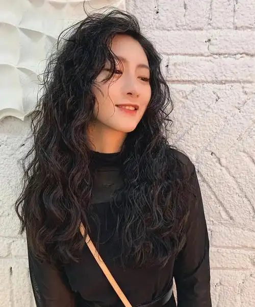 港风烫发巨显发量|有不少的女生都喜欢慵懒款卷发造型烫 港风烫出来的