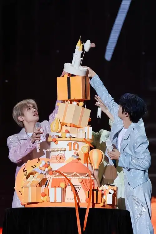 tfboys组合真的有认真在互相帮助,这蛋糕翻的好!