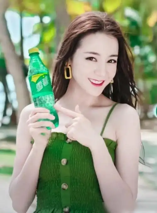 "天使脸蛋"说的就是迪丽热巴吧?代言雪碧的她身穿绿色吊带真是