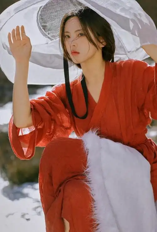 杨超越古风红衣侠女写真:惊鸿一瞥美少女_网易订阅