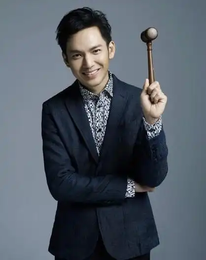 钟汉良:穿工作服也那么玉树临风 钟汉良在近期的活动中,穿着一件工装