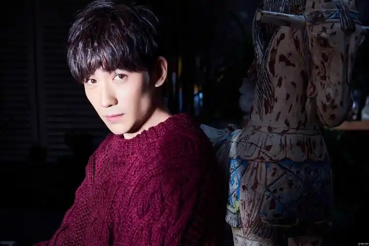 朱一龙曝光木马写真 童心爆棚笑容暖翻