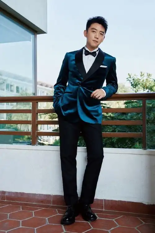 被网友戏称"造了什么孽,要走在一群170还要穿高跟鞋的女人中间",郑恺