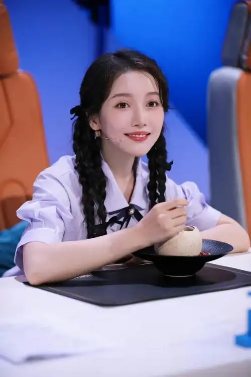 姜贞羽甜美舞台造型双马尾可爱少女带来精彩舞台