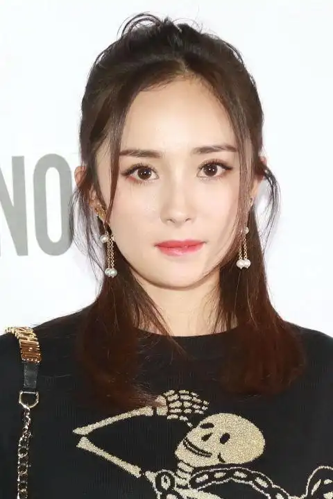 杨幂示范:圆眼正确眼线画法