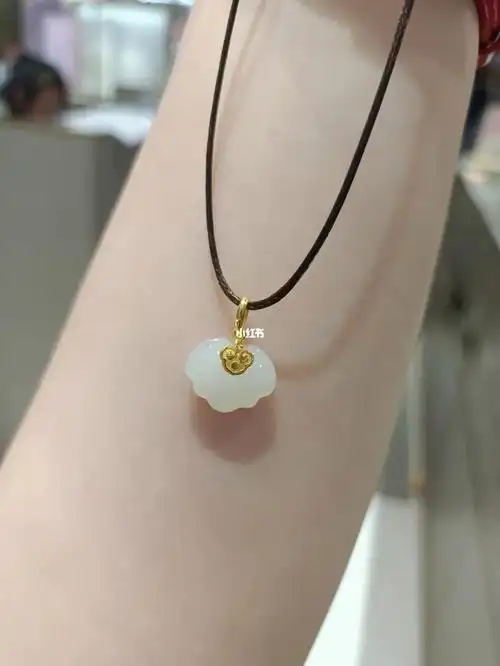 周大福和田玉吊坠