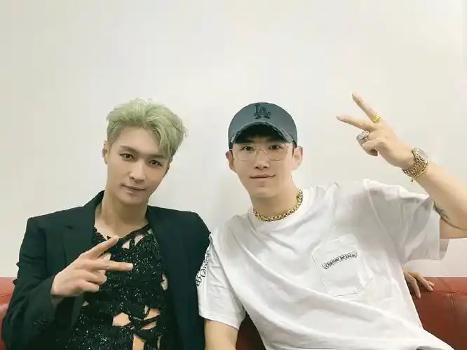 230813|龙梓嘉老师dy更新张艺兴合照2p镂空自拍@张艺兴#张艺兴2023大