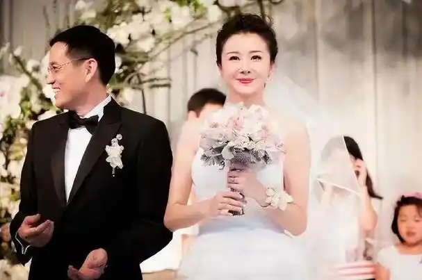 "悲惨尤物"孙菲菲:遭导演吐痰踹肚子!33岁嫁联想总监苦尽甘来