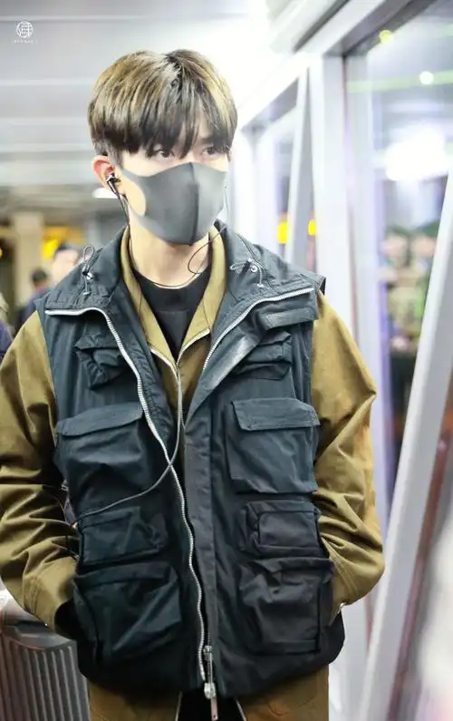 易烊千玺重庆飞上海,工装风小飞人太飒啦