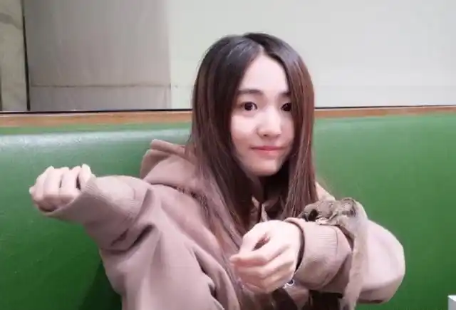 金龟子闺女叫王逸宸小名叫娃娃,今年都21岁了精致的大姑娘王逸宸在