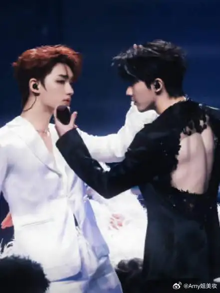 马嘉祺丁程鑫的背看起来很好搓