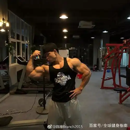 100kg深蹲50次一组竟直接练成了中国第一人