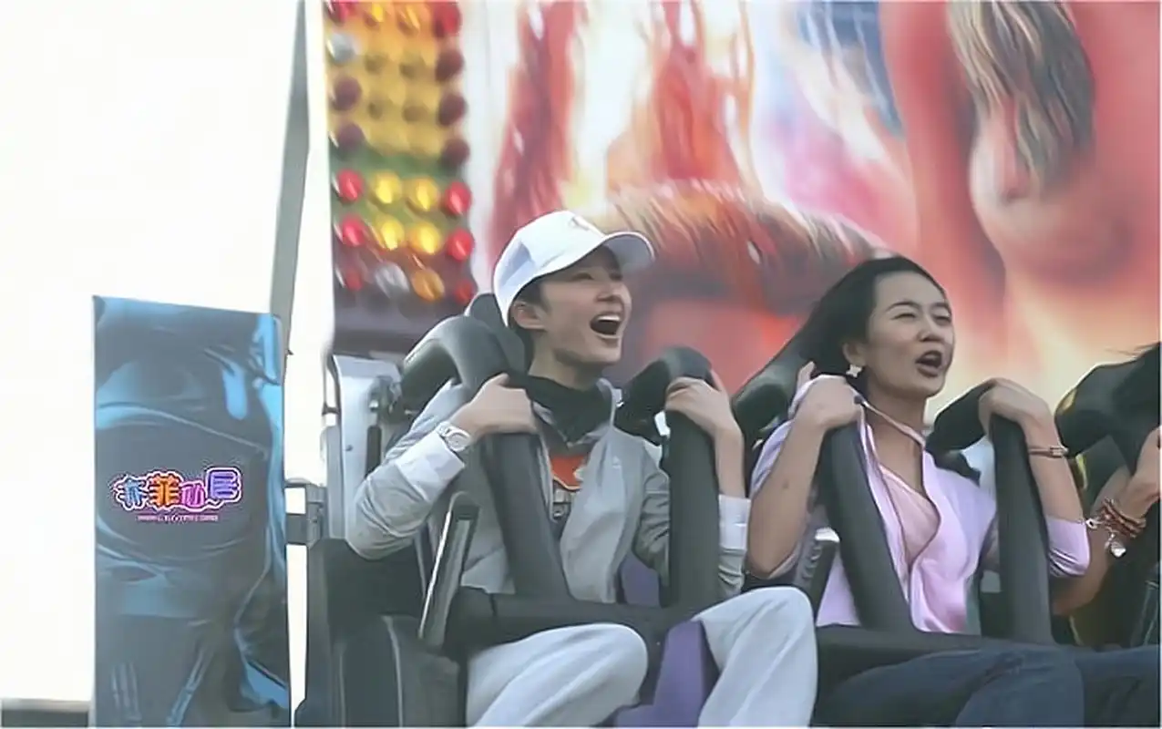 学生时期的刘亦菲跟同学出去玩,不管怎么狰狞的表情,她的脸都不会崩