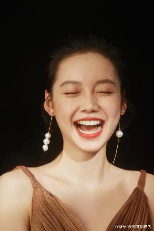 孙伊涵对镜大笑眼角皱纹很真实,配香槟色v领裙,冷艳又高级