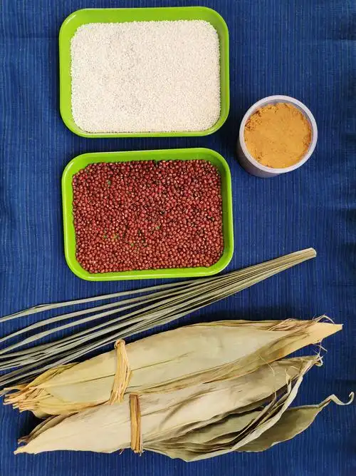 我们带来了包粽子的材料.