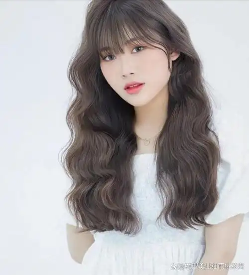 一点都不会显得老气,卷度不大也不小也很显气质,可以搭配空气刘海减龄