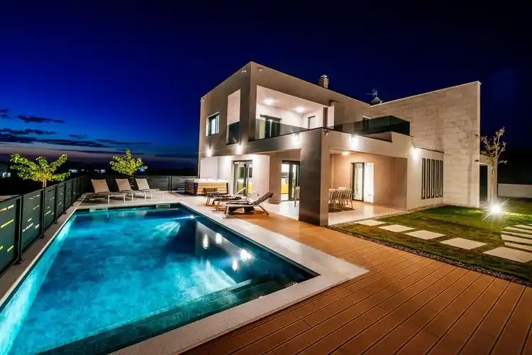 debeljak, sukoan · 整套别墅 · maluja高级别墅,设有5间卧室,泳池