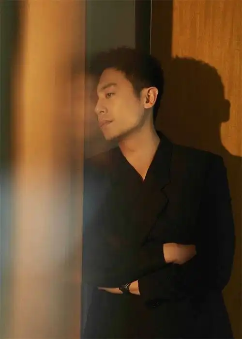 朱亚文电影胶片风写真满满故事感 不规则西装造型化身不羁绅士